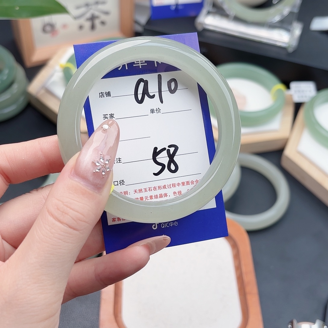 阿***芜石英质玉未镶嵌手镯