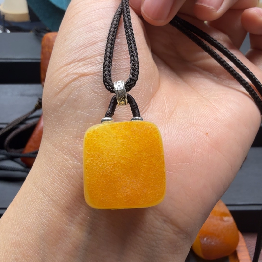 未镶嵌吊坠(赠链)琥珀