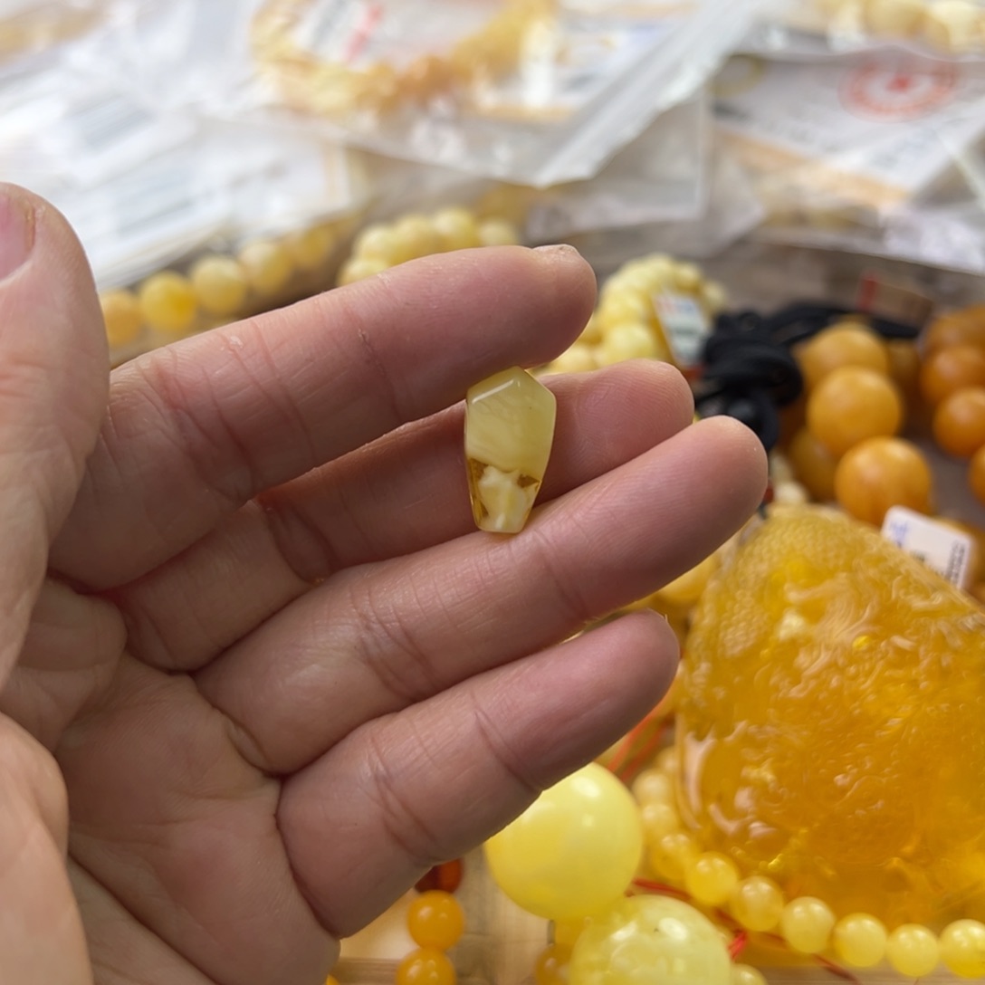 琥珀珠宝奇石未镶嵌
