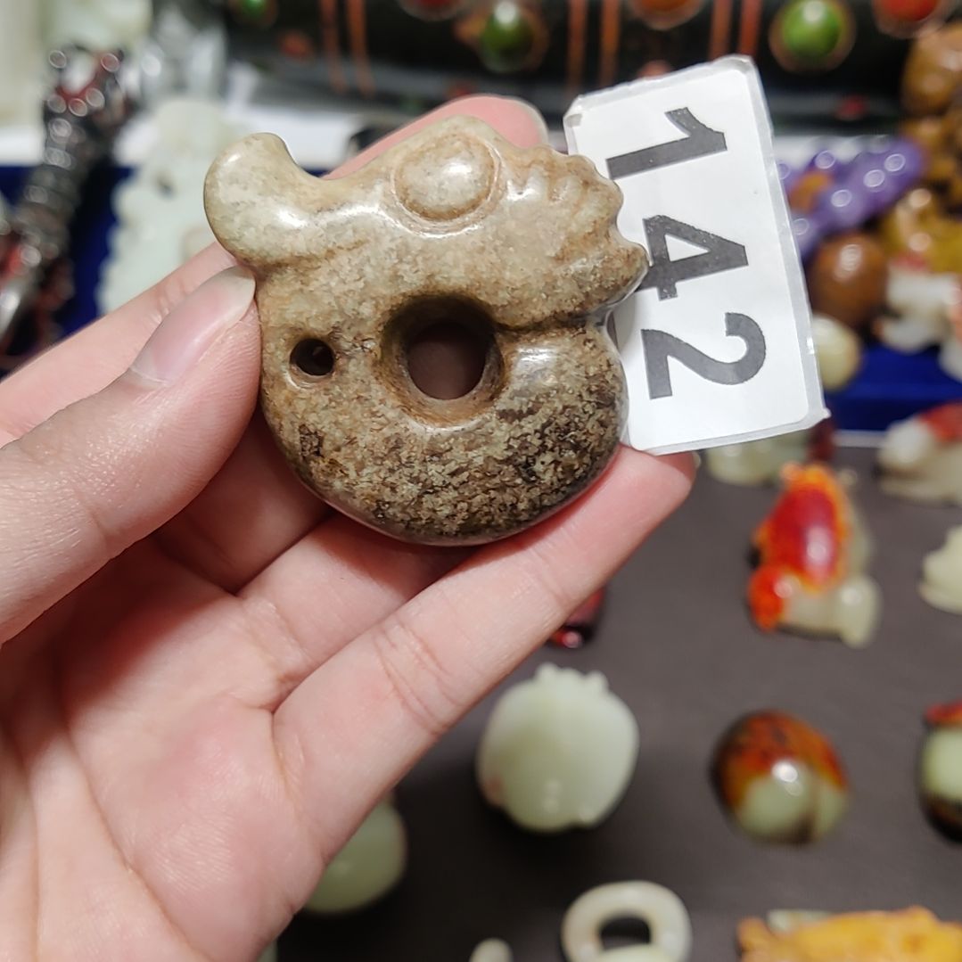 透闪石质玉未镶嵌颈饰