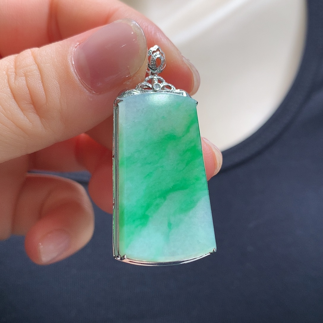 翡翠18K金镶嵌颈饰无事牌