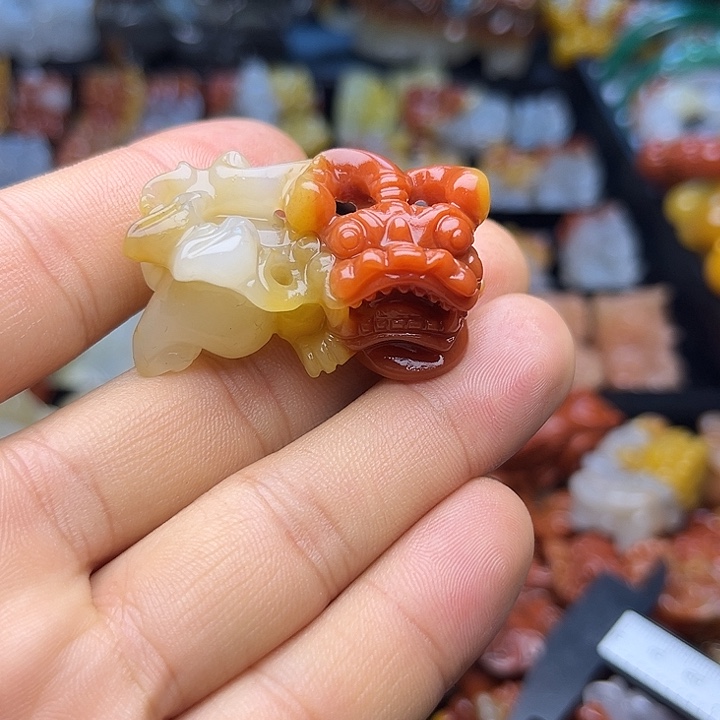 石英质玉（黄龙玉）颈饰未镶嵌