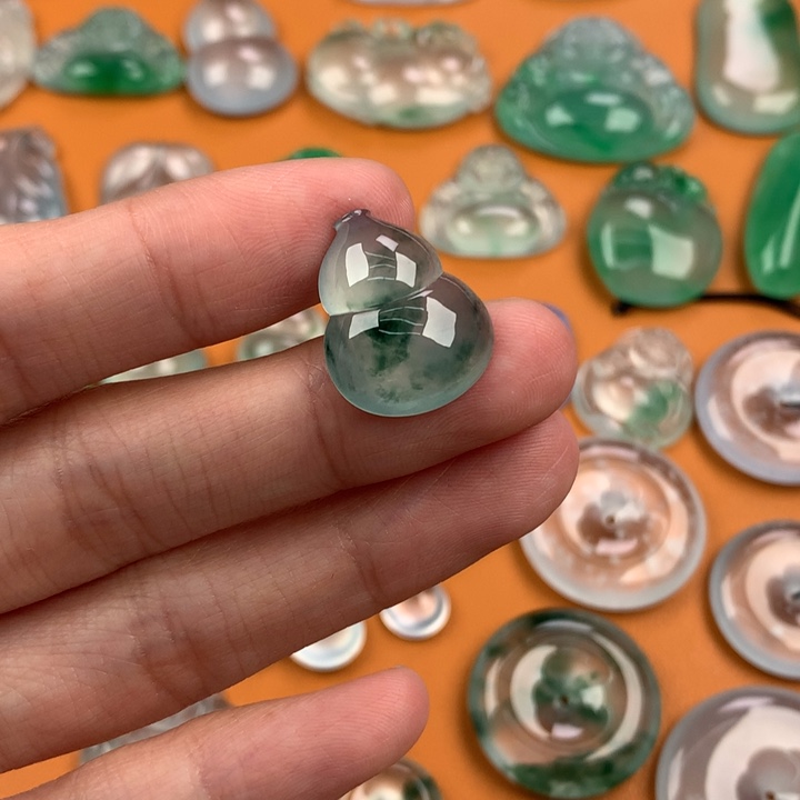 翡翠挂件未镶嵌….