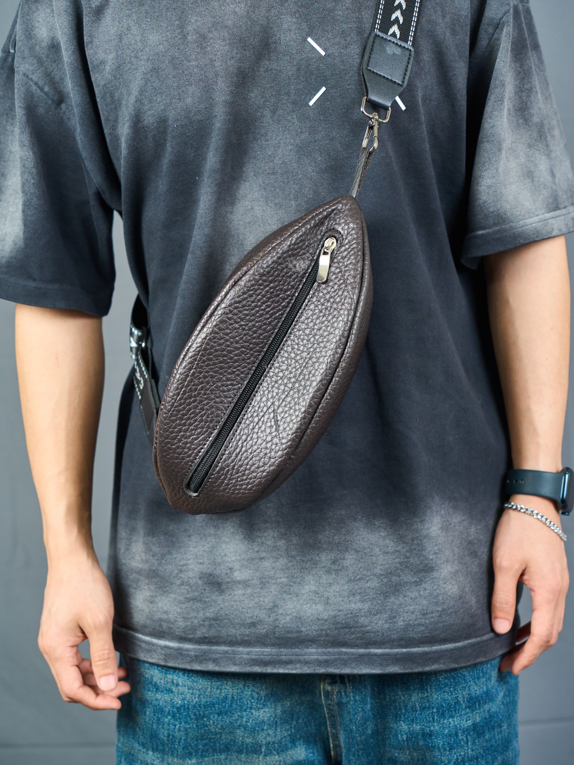 全牛皮橄榄包斜垮包半青全青牛皮面料男生包北欧极简小包