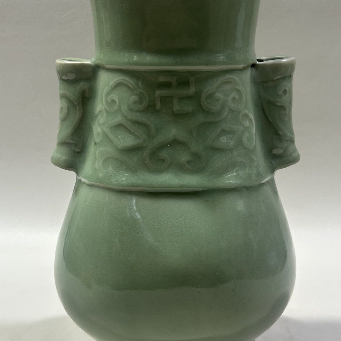 龙泉窑口贯耳瓶，釉水肥嫩器型规整