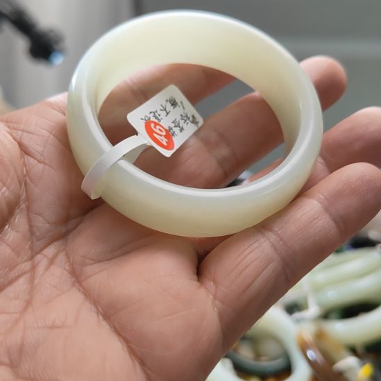 小***子和田玉未镶嵌手镯