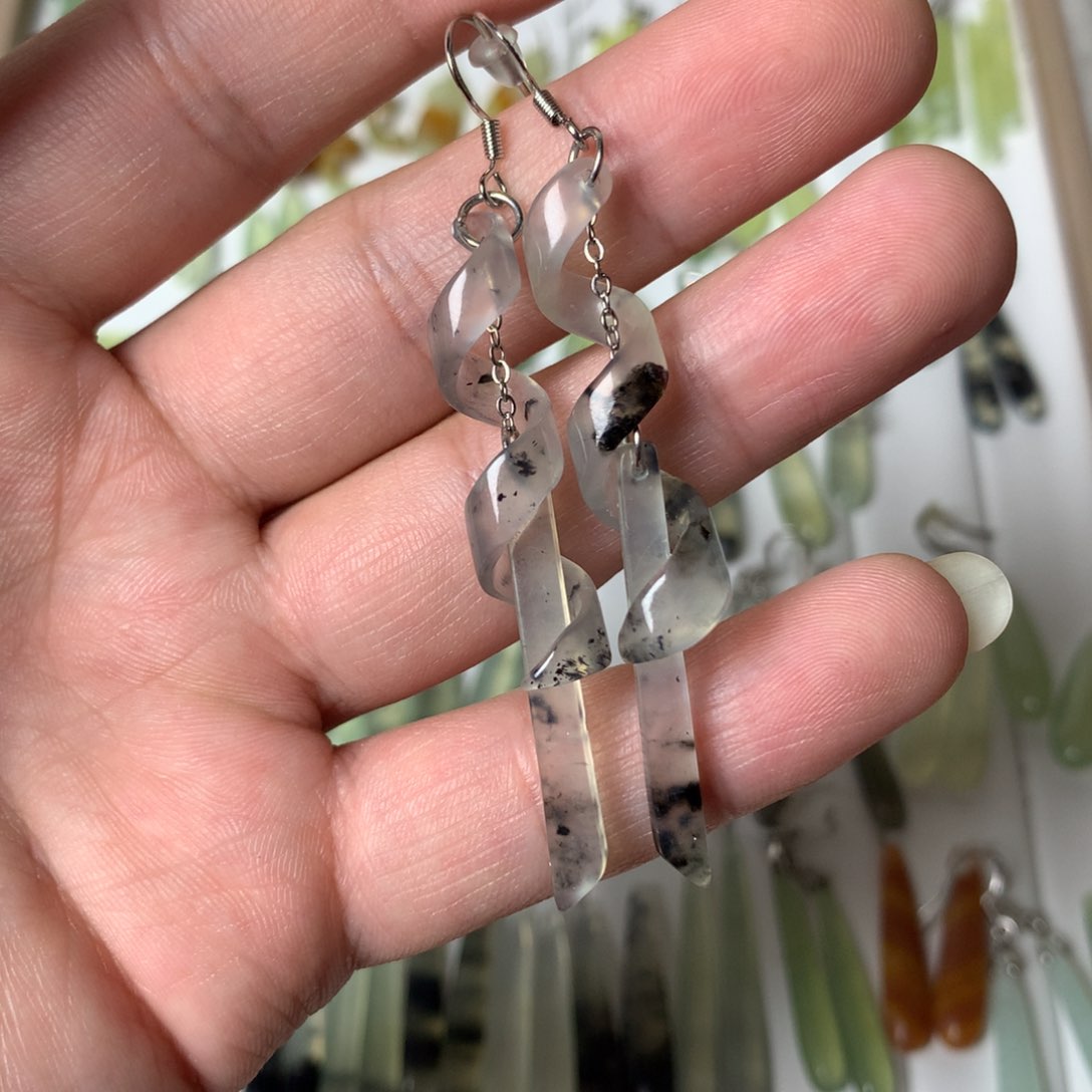 蛇纹石玉耳环未镶嵌