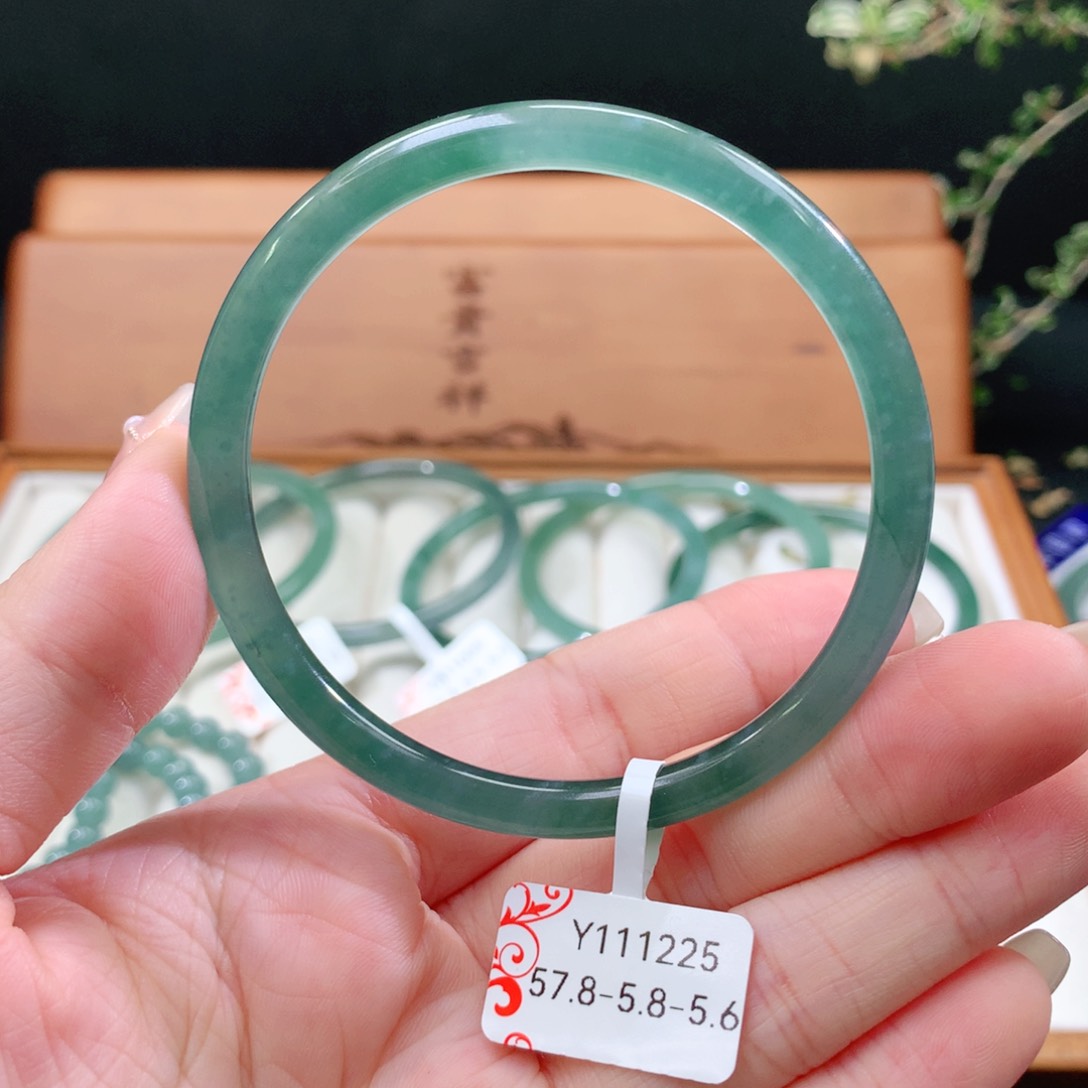 翡翠手镯未镶嵌天然