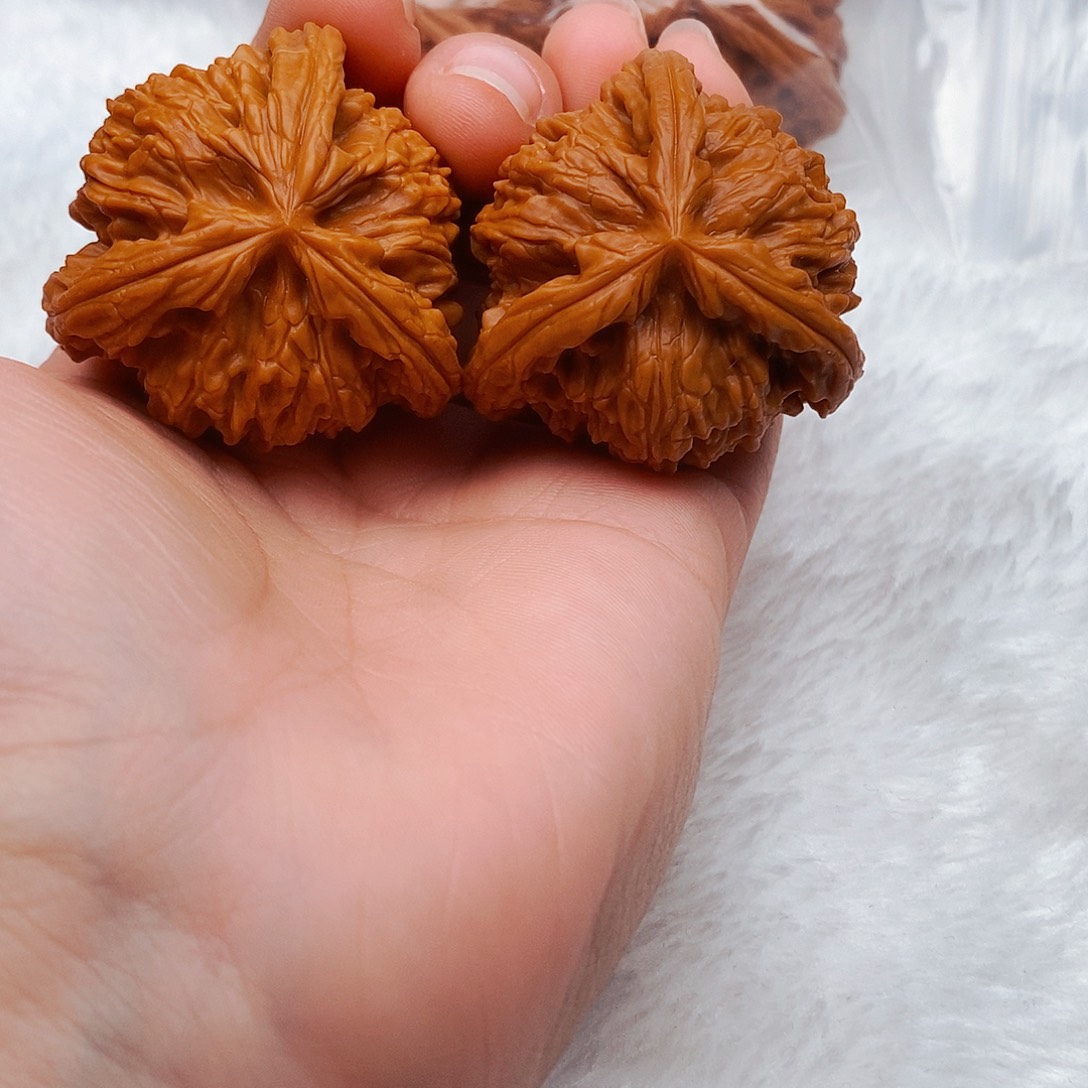 南***ı文玩核桃吊坠三棱