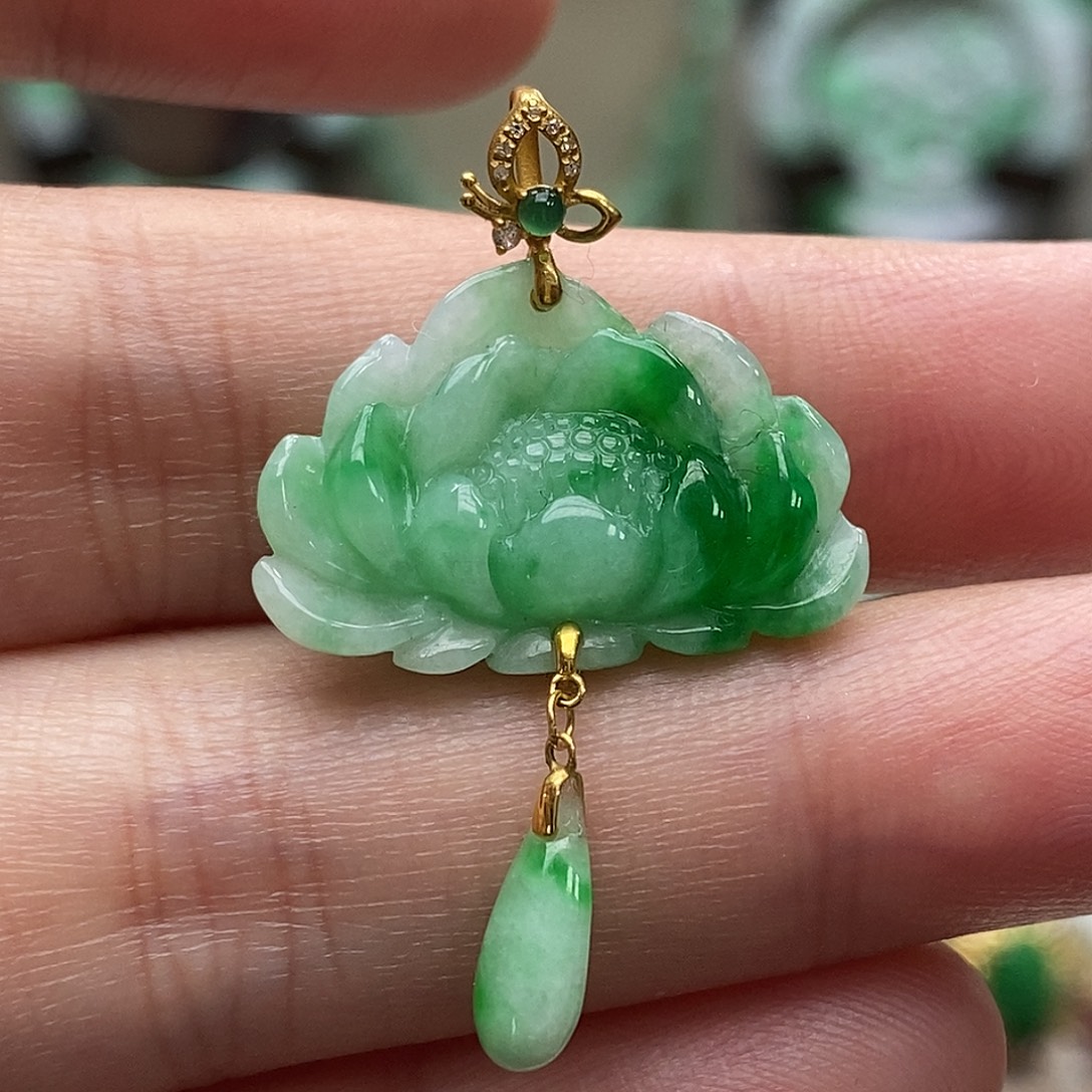 翡翠18K金镶嵌颈饰吊坠