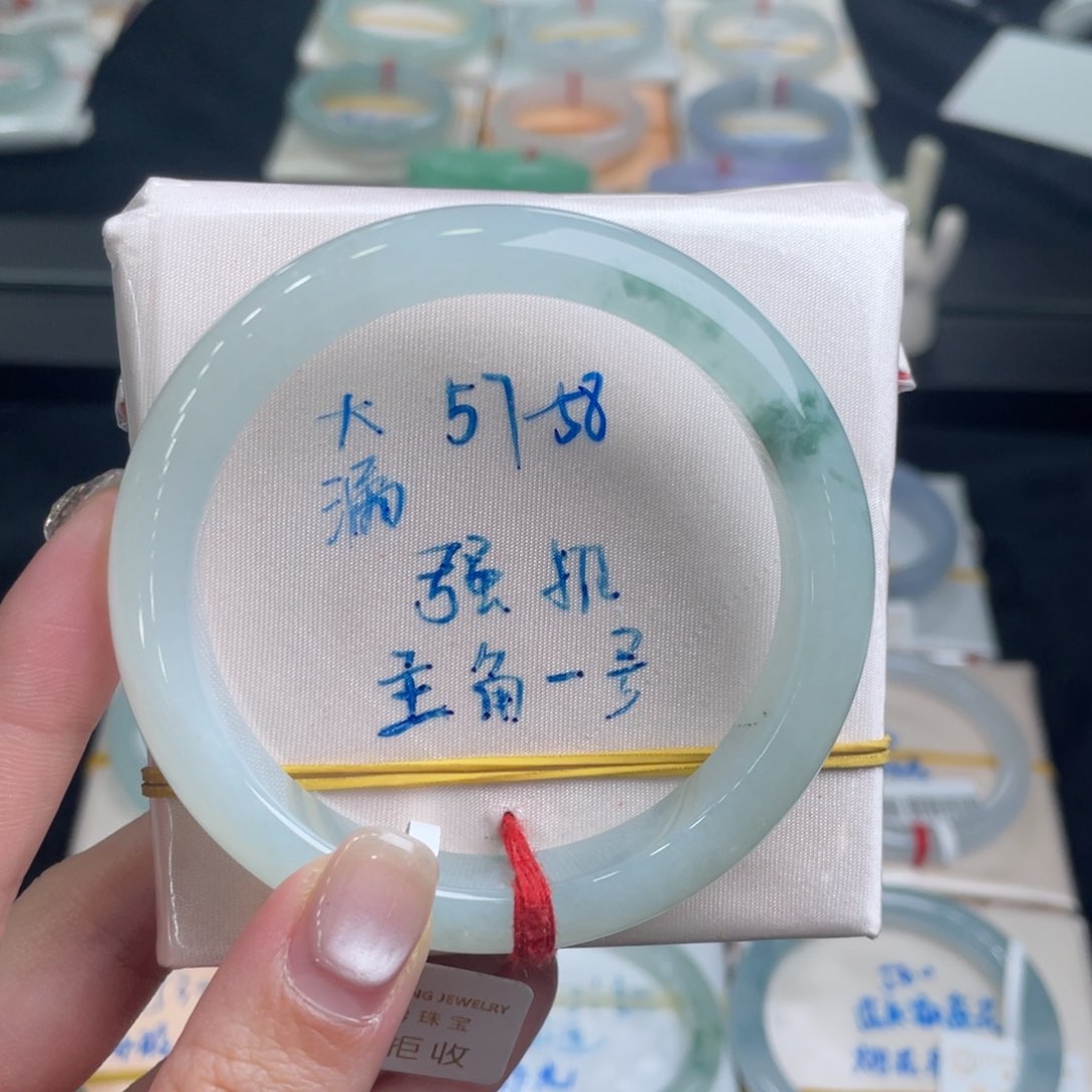 翡翠手镯未镶嵌翡翠