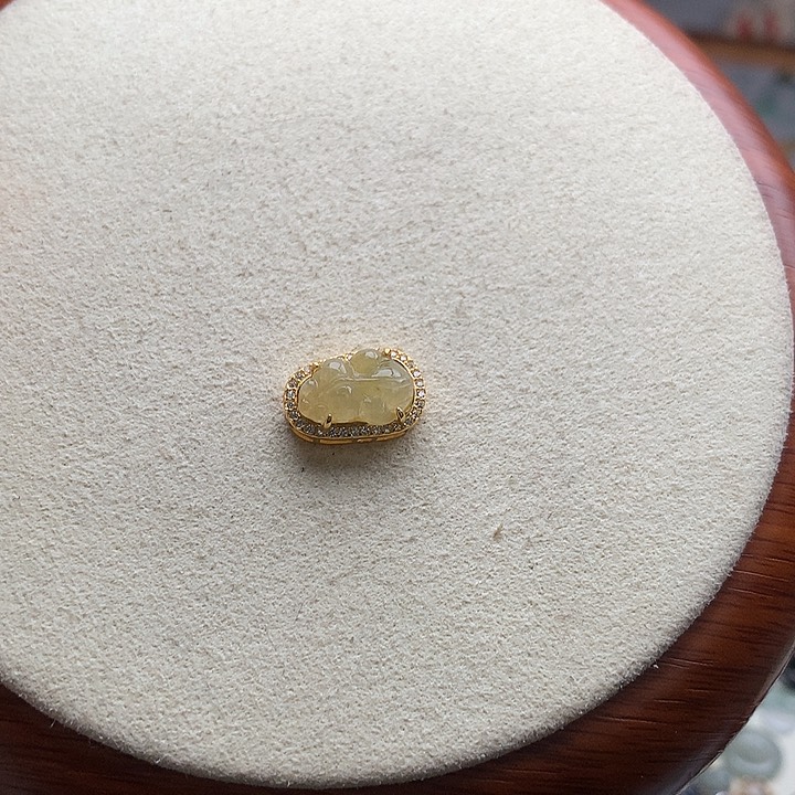 翡翠未镶嵌颈饰金鱼1个