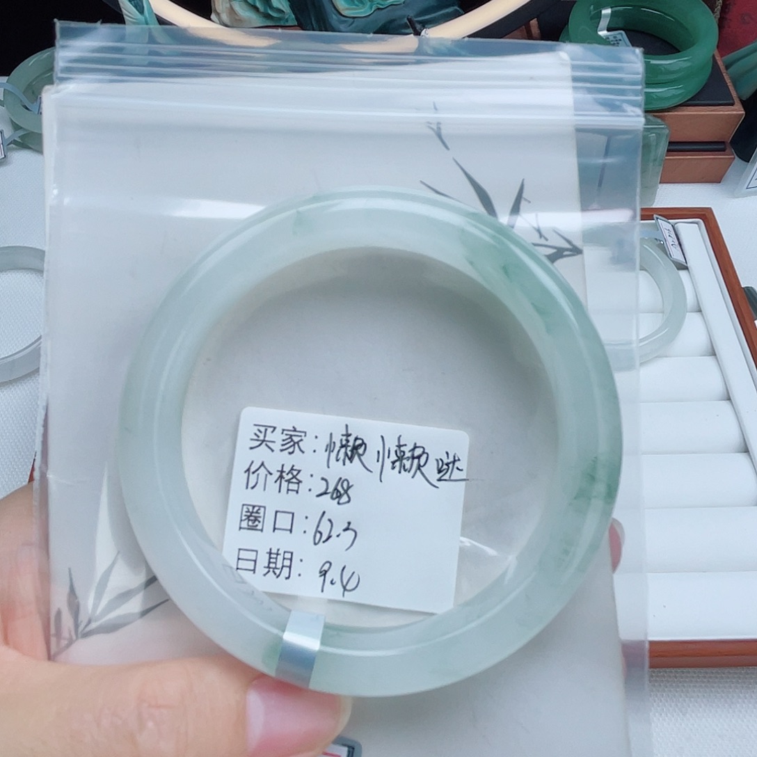 懒***哒未镶嵌手镯石英质玉（金丝玉）