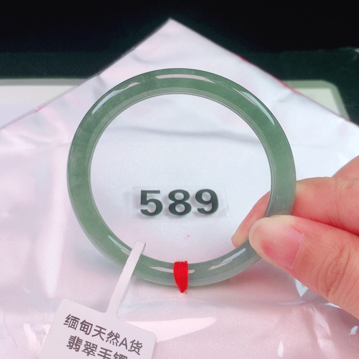 翡翠手镯未镶嵌翡翠手镯