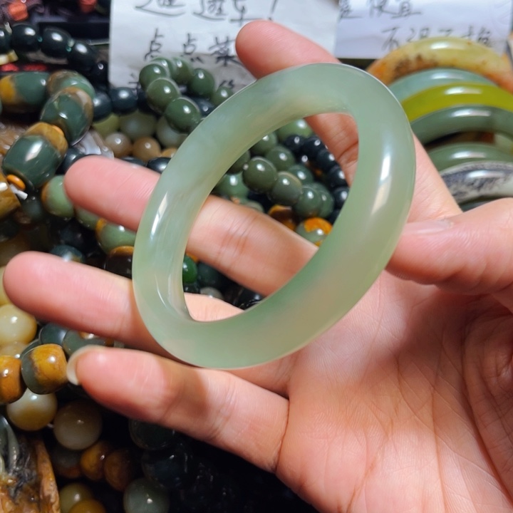 蛇纹石玉手镯未镶嵌