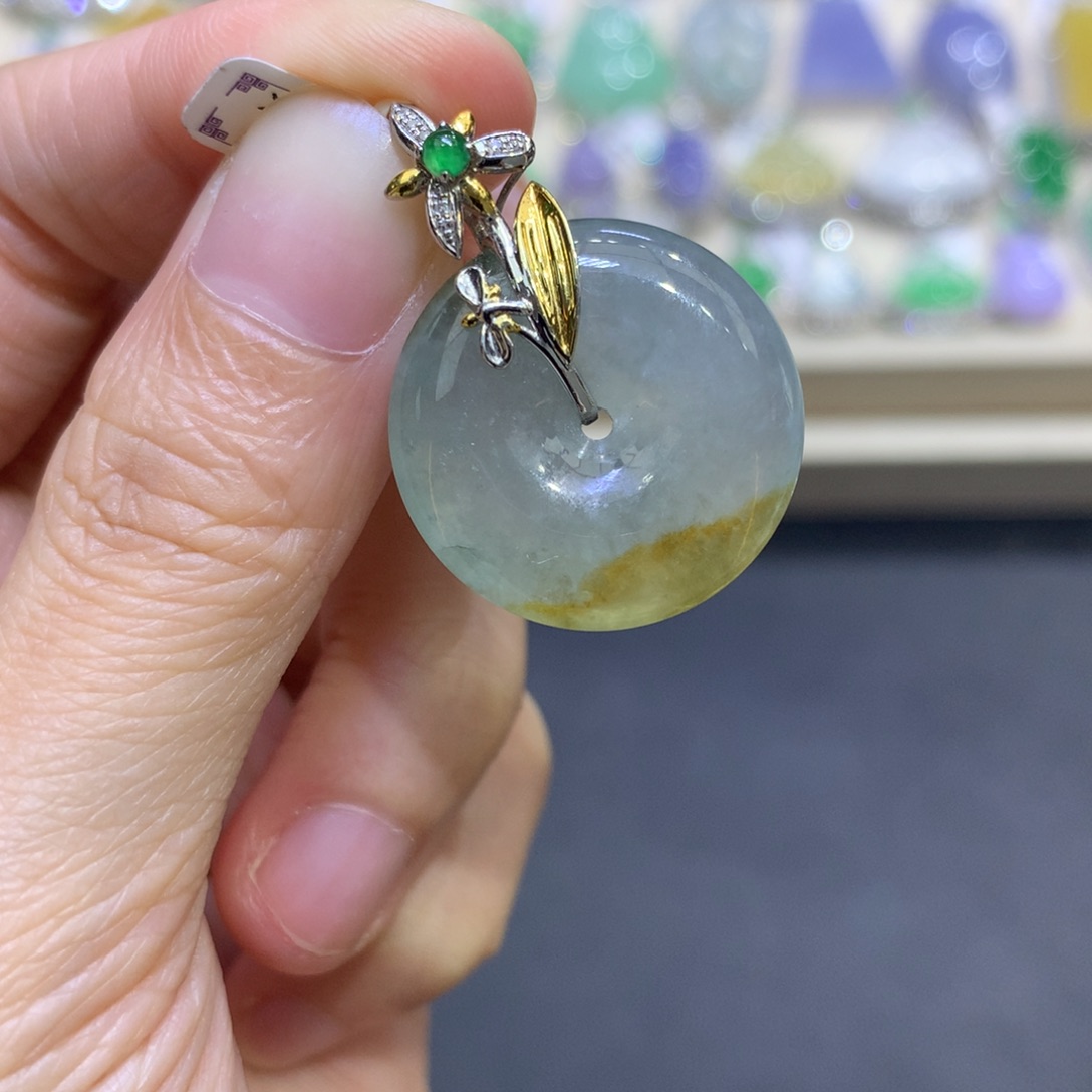 翡翠18K金镶嵌颈饰翡翠