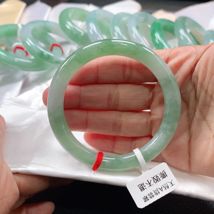 翡翠手镯未镶嵌56565656