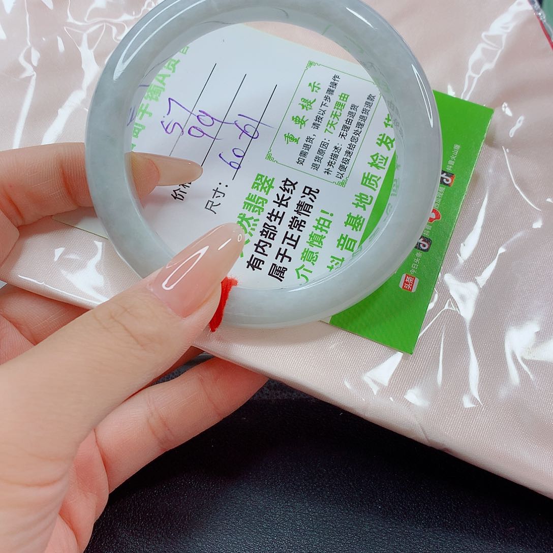 翡翠手镯未镶嵌翡翠