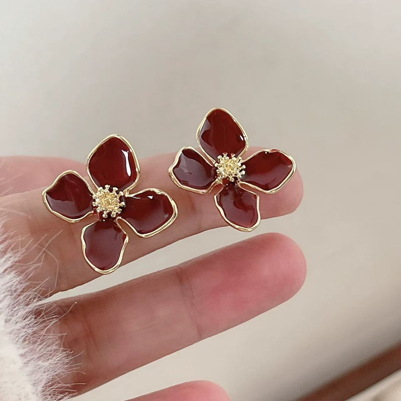 铜合金耳饰 红色滴油四瓣花时尚法式气质秋冬百搭轻奢精致耳钉