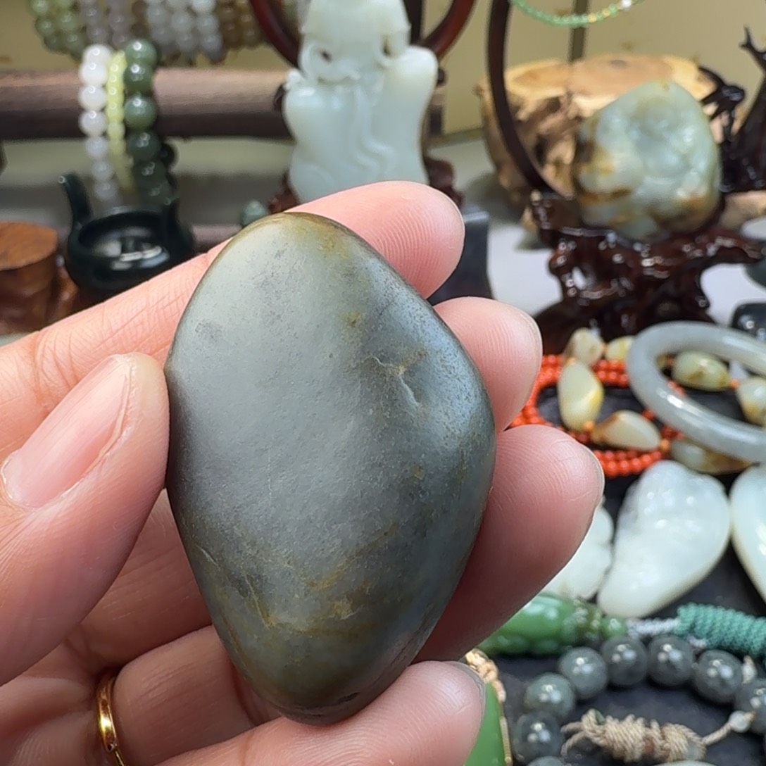 哈***刘和田玉未镶嵌颈饰