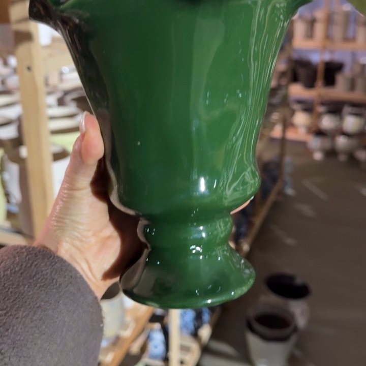 墨绿色花边酒杯花盆