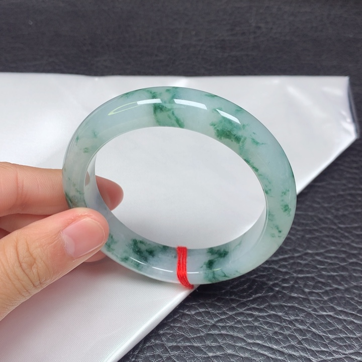 翡翠手镯未镶嵌。