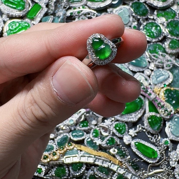 翡翠颈饰未镶嵌天然A货翡翠放漏