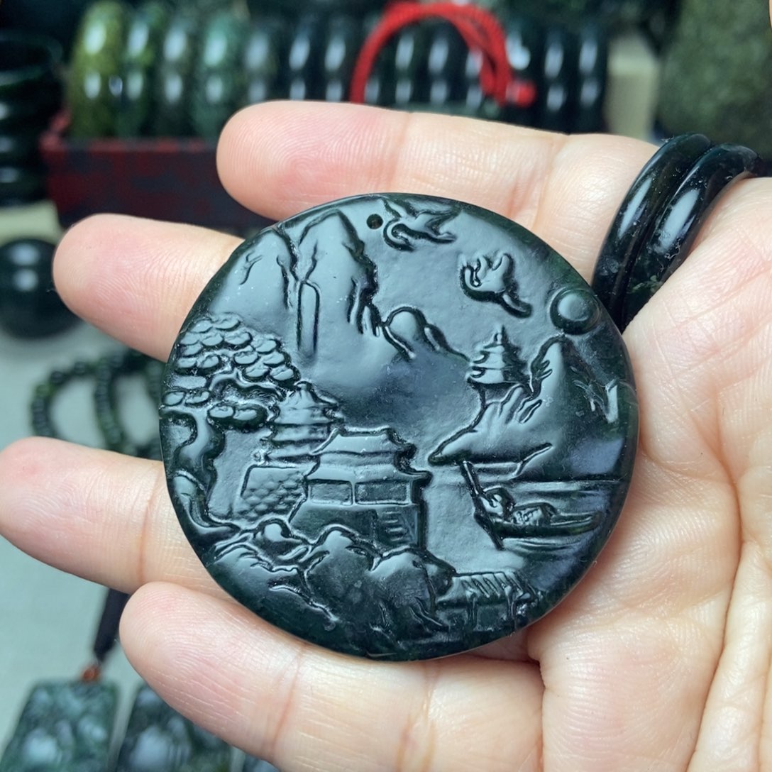 蛇纹石玉未镶嵌颈饰山水牌