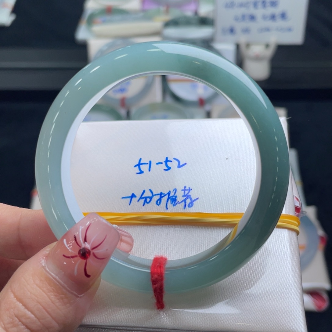 翡翠手镯未镶嵌翡翠手镯