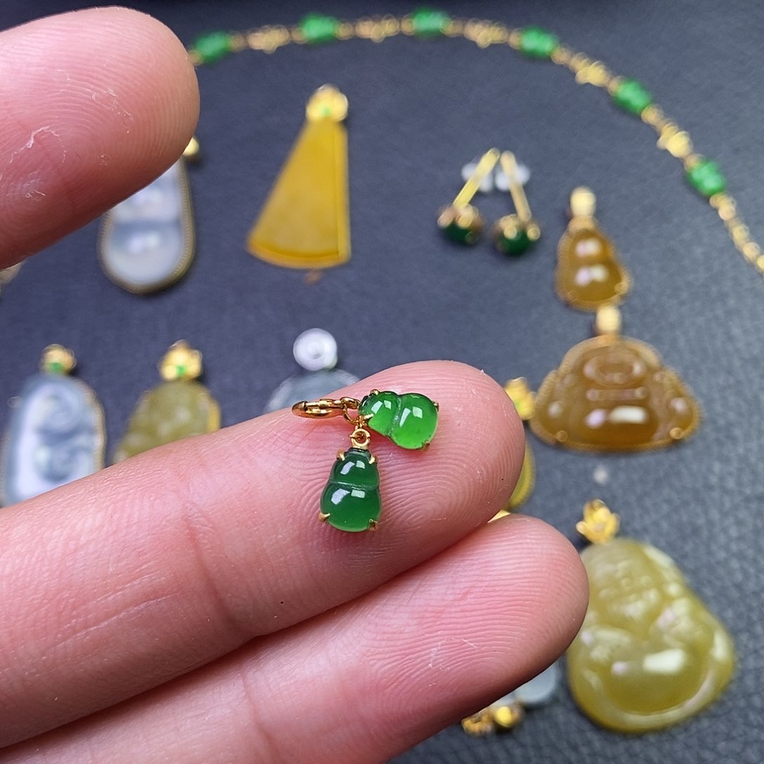 颈饰18K金镶嵌翡翠