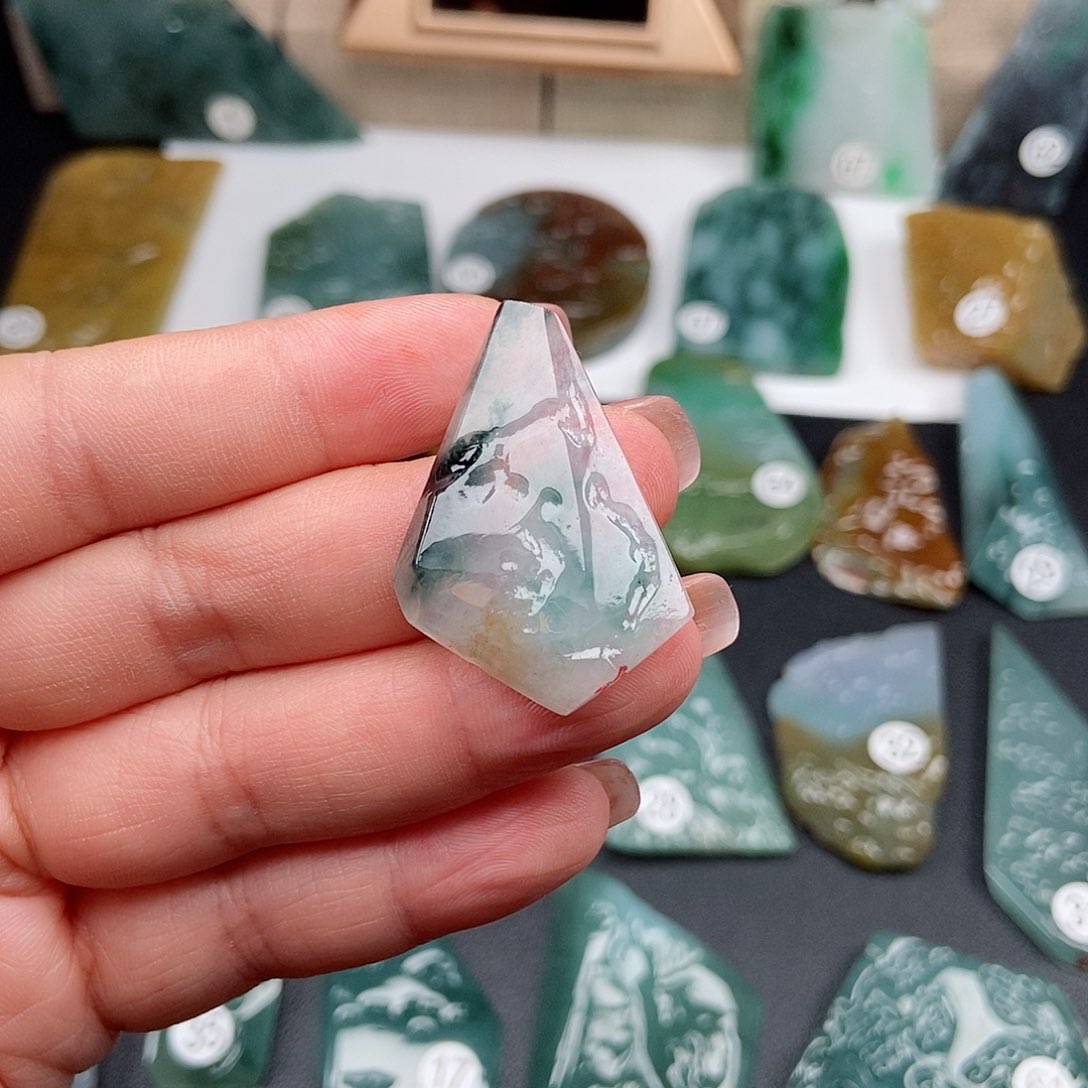 翡翠颈饰未镶嵌翡翠