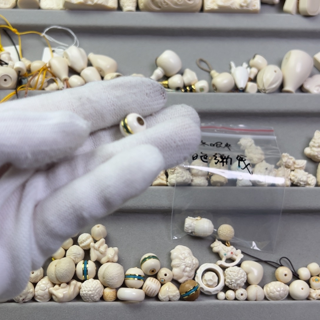 在****吊坠猛犸象牙10mm金腰带