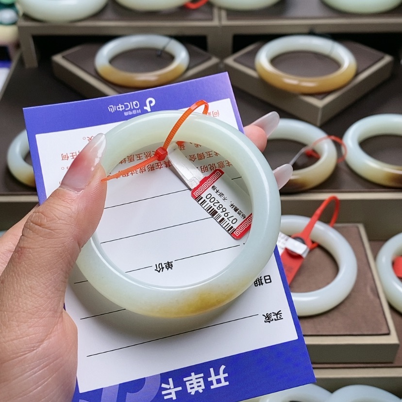 【闪购商品】和田玉手镯未镶嵌二***记