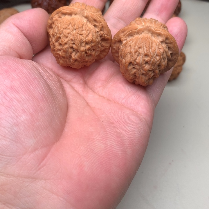文玩核桃吊坠血麒麟40