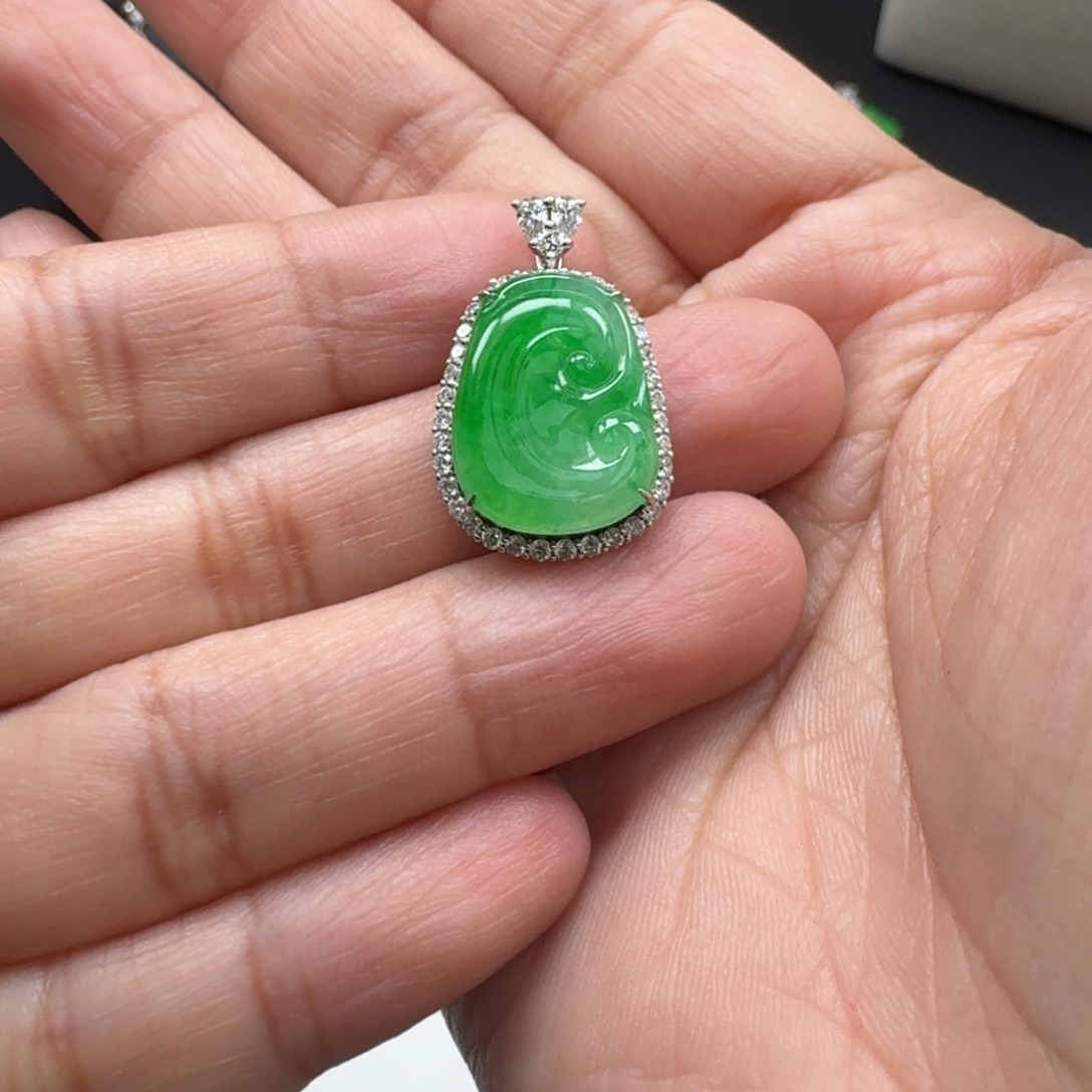 翡翠18K金镶嵌颈饰