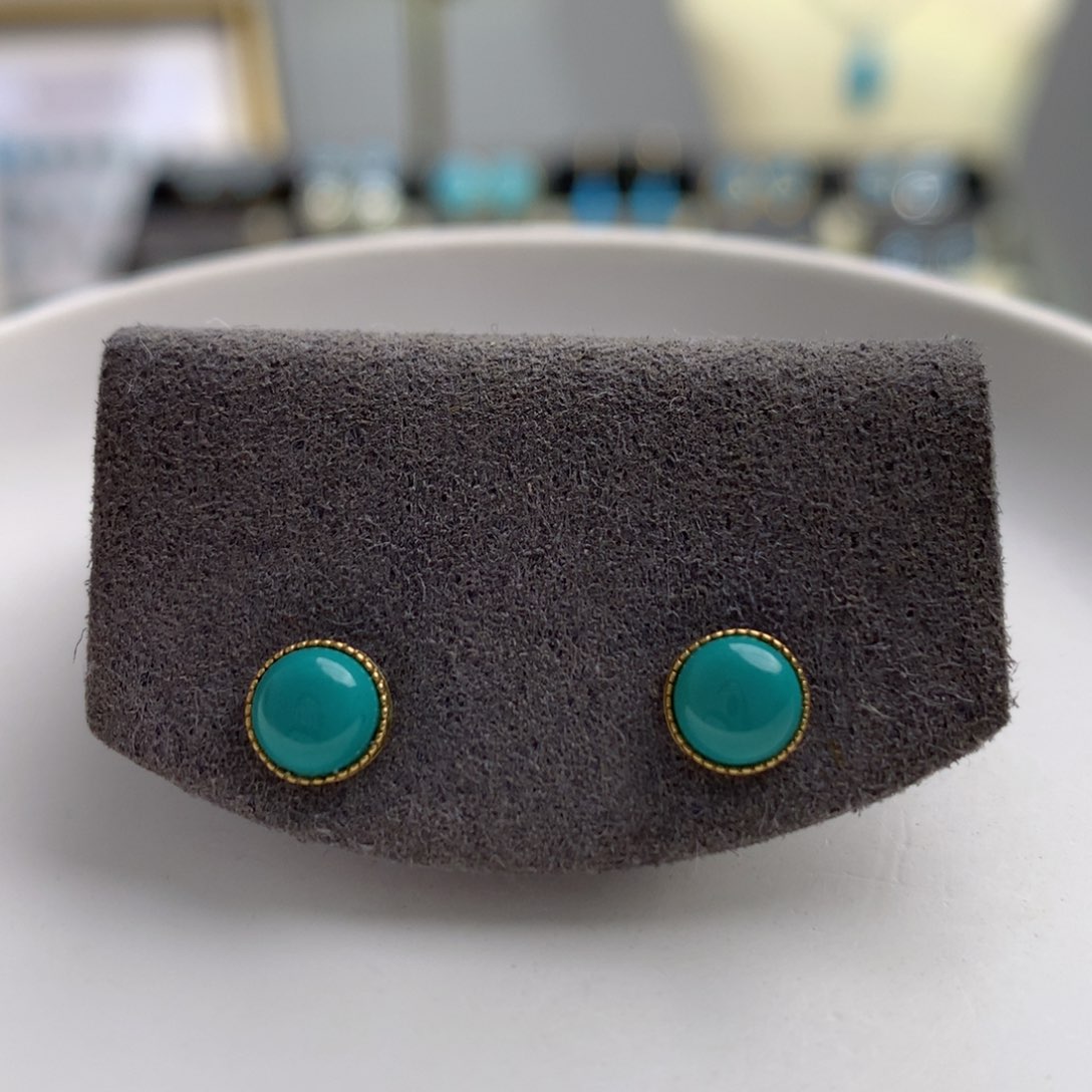 18K金镶嵌绿松石耳钉