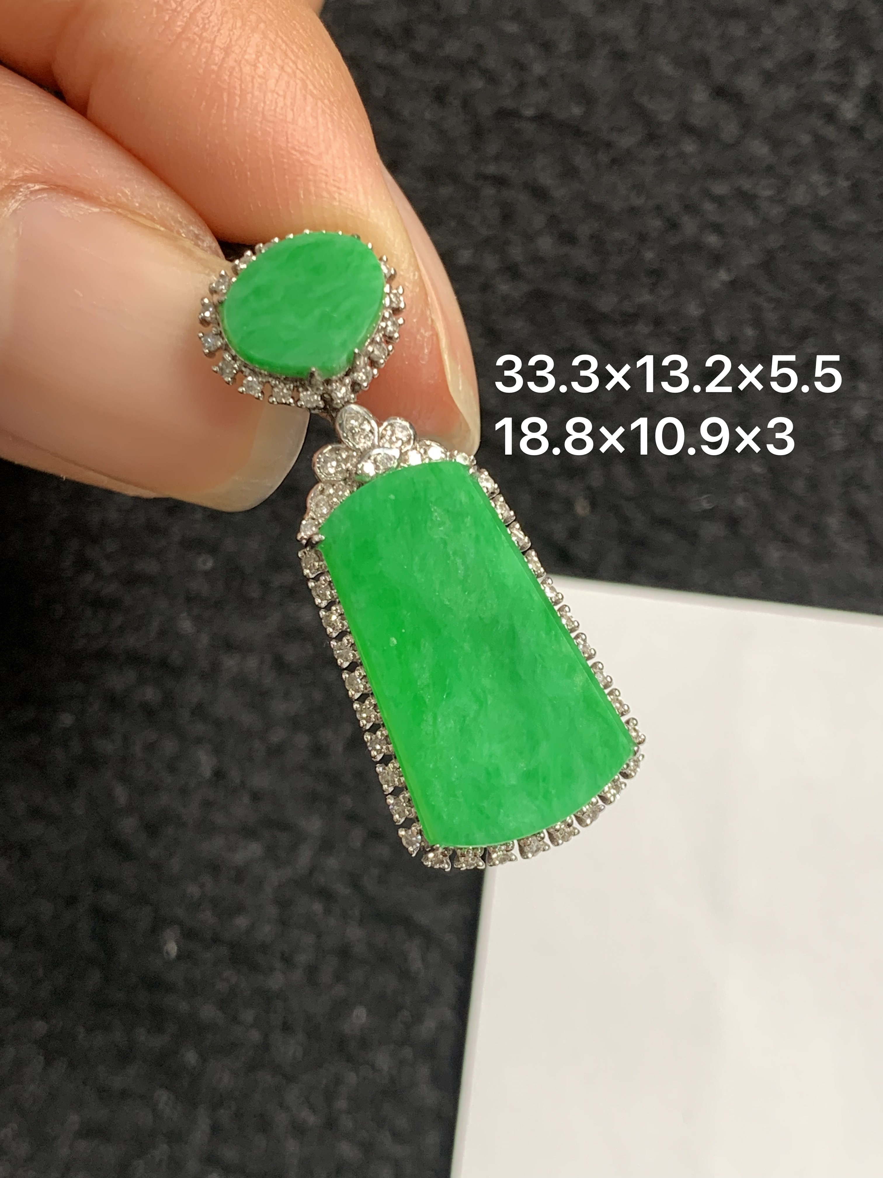 18K金镶嵌天然缅甸翡翠阳绿无事牌吊坠