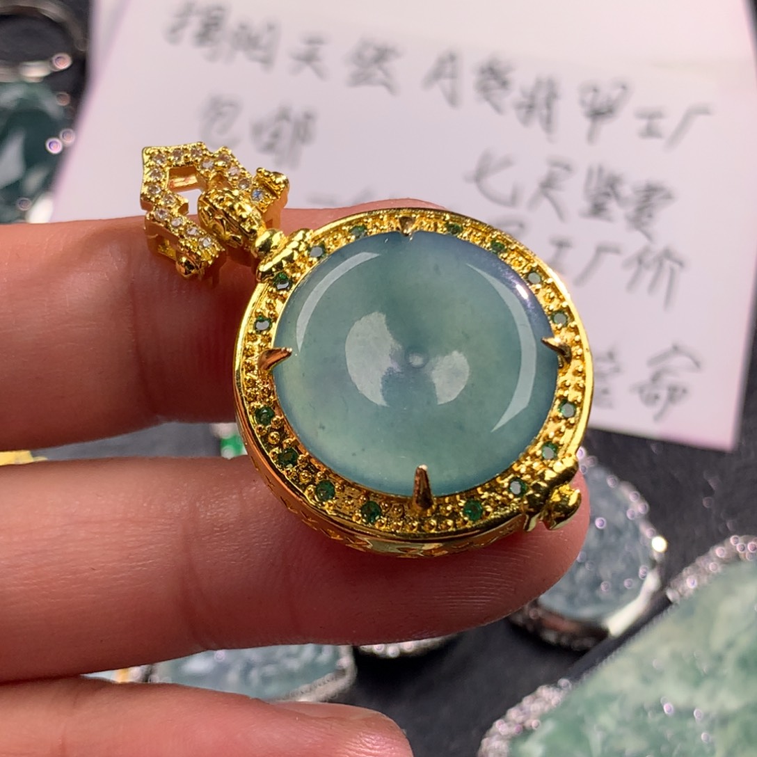 翡翠未镶嵌颈饰平安扣