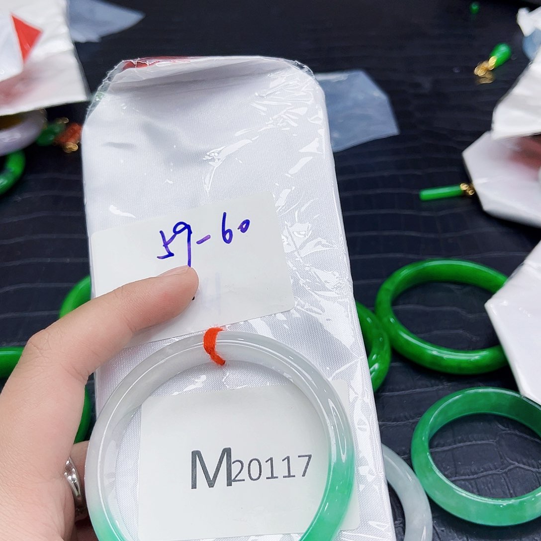 翡翠手镯未镶嵌多样性