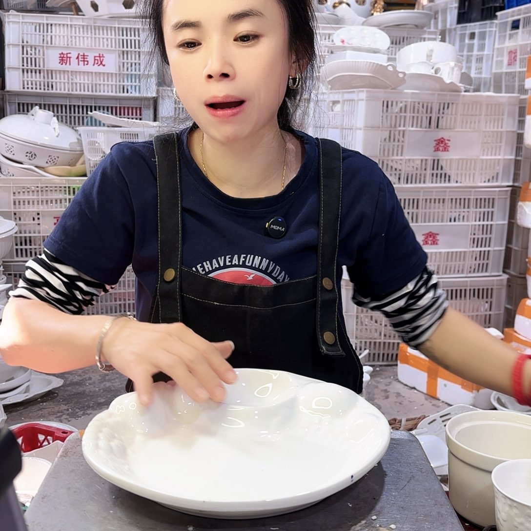 盘微瑕产品………葡萄饺子盘一个