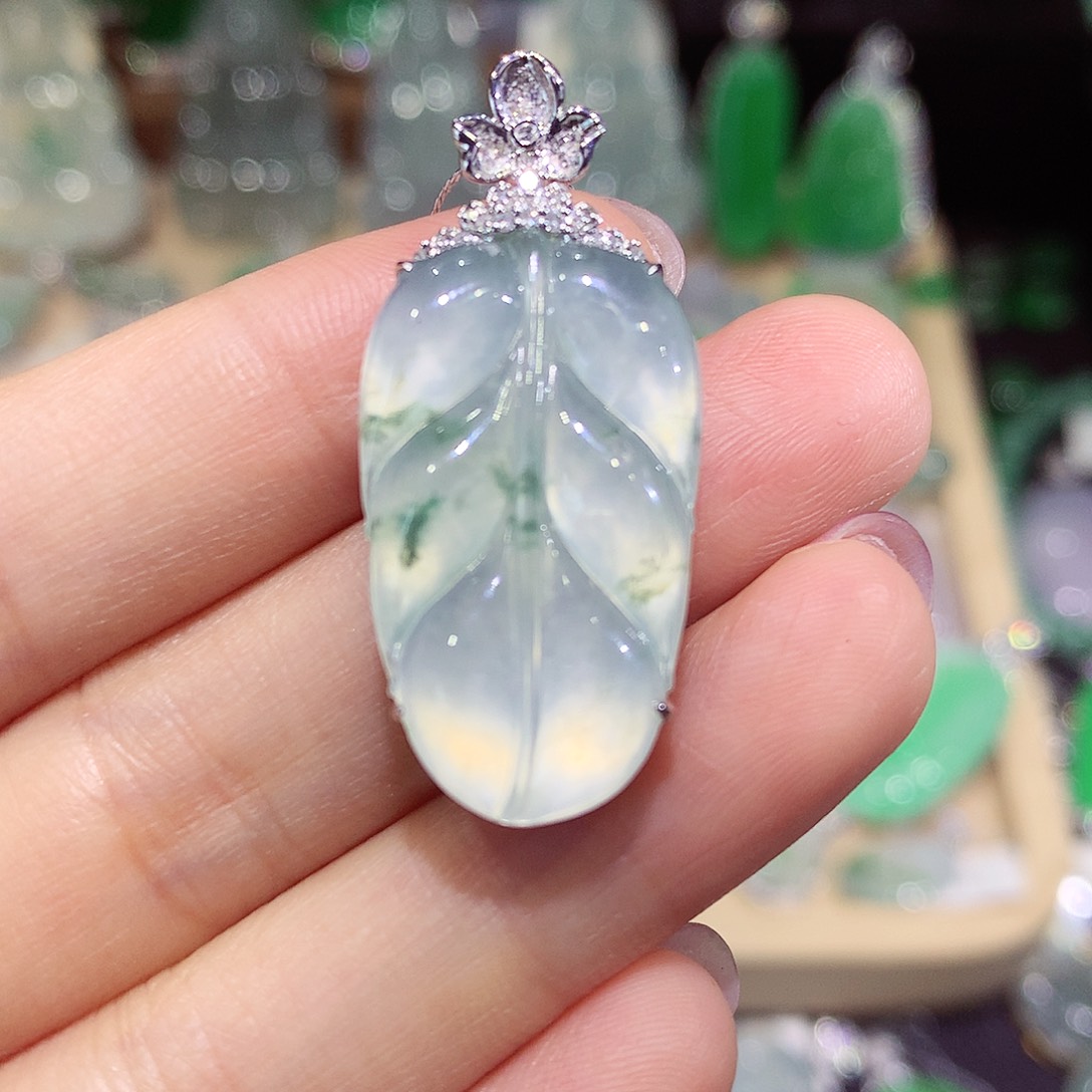 颈饰18K金镶嵌翡翠叶子