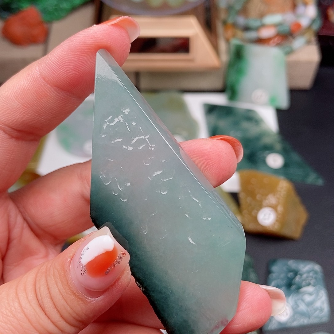 翡翠颈饰未镶嵌翡翠