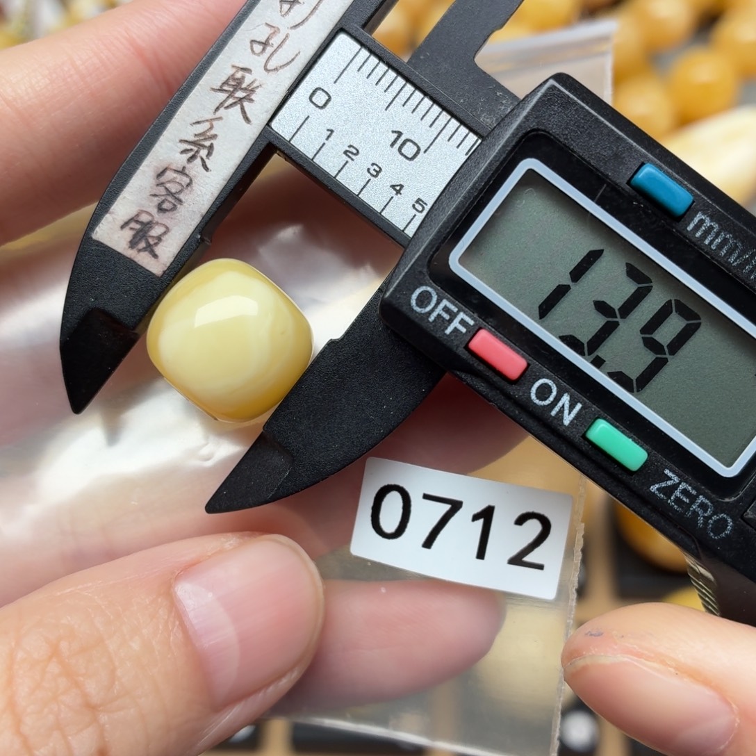 攀***哥琥珀未镶嵌裸石蜜蜡老型