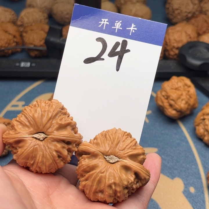 文玩核桃吊坠白狮子 41精修 24