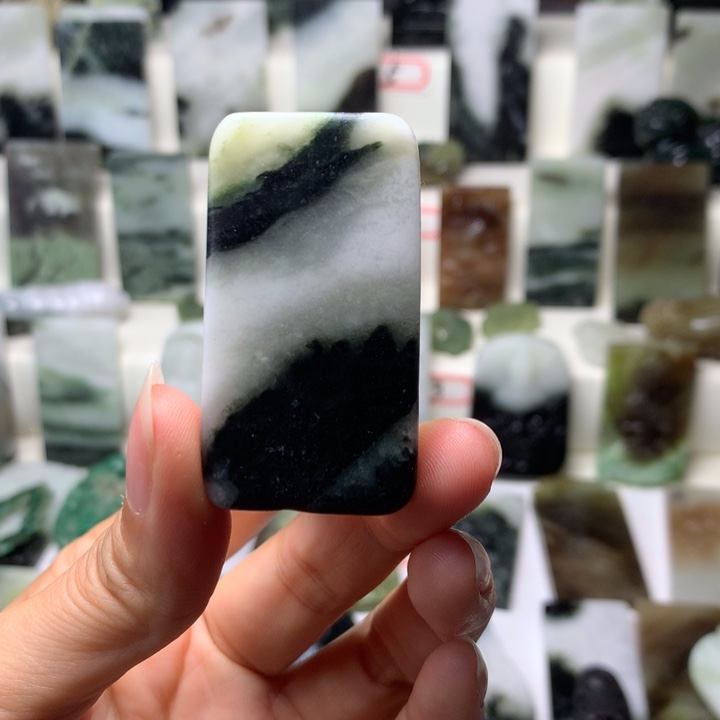 独山玉未镶嵌颈饰