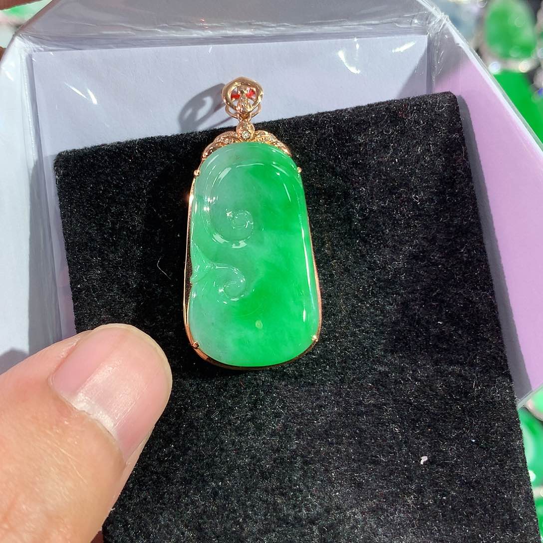 翡翠吊坠(赠链)18K金镶嵌