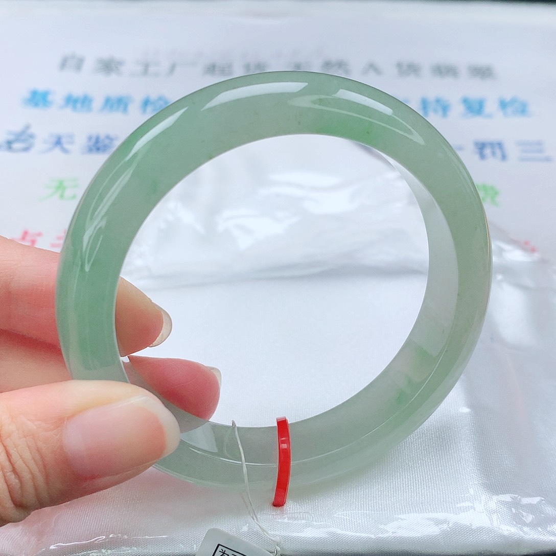 翡翠手镯未镶嵌55圈