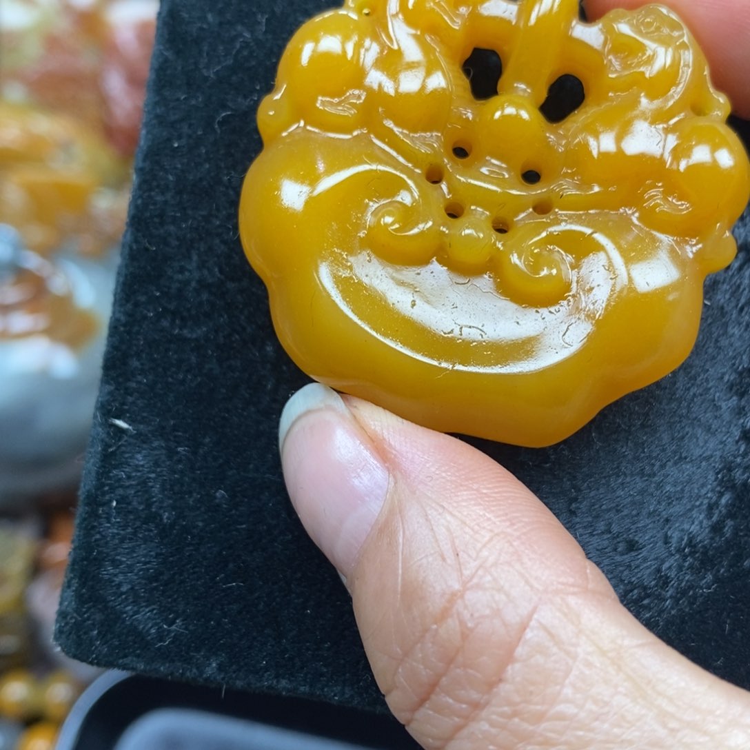 未镶嵌石英质玉（黄龙玉）颈饰
