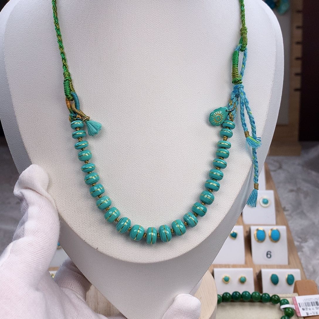 绿松石颈饰未镶嵌