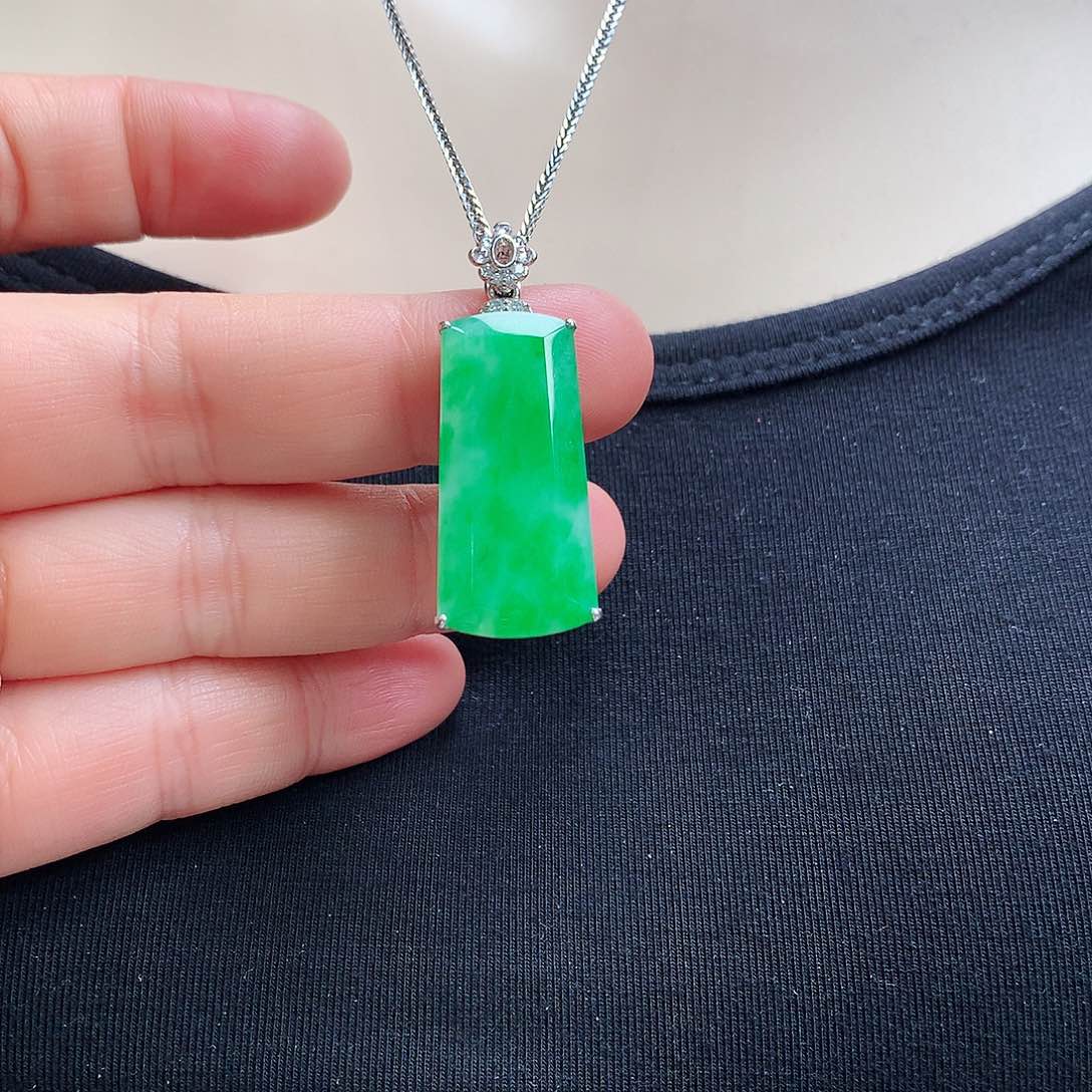 翡翠颈饰18K金镶嵌无事牌